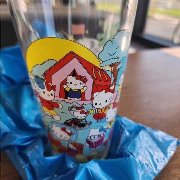 McDonald’s Hello Kitty / Snoopy collectors cup.New in package.Never opened. - Picture 1 of 3